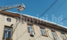 Изчистиха снега и ледените кинжали от съда-убиец в Хасково