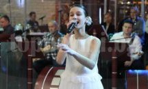 Димитрина от Добрич очаква зрителска подкрепа на финала за избор на сценична партньорка на г-н Андреев