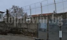 Укрепват опасна училищна стена