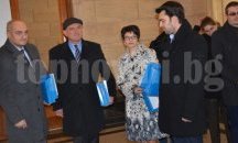 ГЕРБ спази традицията и внесе документите си първа