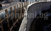 Събориха бетонната стена в косовския град Митровица