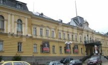 Руши се и мазилката на фасадата на Националната галерия