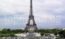 Стена против куршуми вдигат около Айфеловата кула