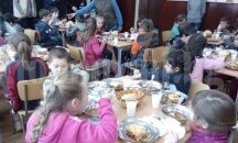 Столово хранене осигури Община Тервел за учениците от село Зърнево