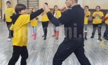 Третокласници усвояват техники за лична защита