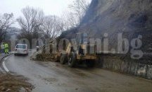 Спукан водопровод затвори временно пътя край Благоевград