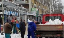 Извозваха сняг от центъра на Добрич