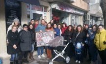 Над 100 майки от Добрич благодариха заедно на лекаря, дарил ги с мечтаното бебе