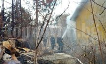 Пожар изпепели бившия спортен диспансер на стадион "Черноморец" (снимки)