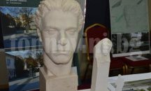 Монтират паметник на Левски пред съда в Сандански