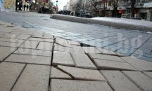 Разбити и покъртени плочки по бул. „Витоша”, столичани надушват корупция
