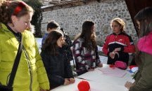 Благоевградски деца правят мартеници за Европейския парламент