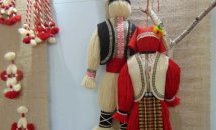 Деца от различни етноси показват ръчно изработени мартеници на изложба в Бургас