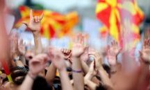Десетки хиляди на протест в Скопие в защита на единството на Македония