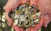 Индонезиец плати 10 000 евро на бившата си съпруга в монети