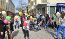 Разноцветни балони полетяха над Сливен за Световния ден на хората с редки болести