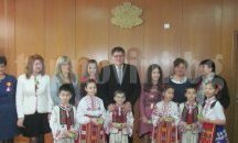 Малчугани закичиха с мартенички кмета Любомир Христов и общинските служители