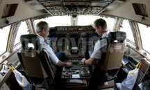 Психичноболен се опита да влезе в пилотската кабина на самолет