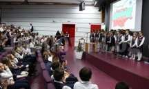 Училище награди отличниците си за националния празник