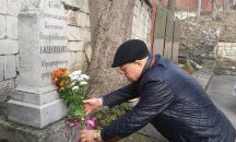 На 3 март д-р Валентин Петров положи първите цветя пред паметника на кап. Колесников