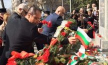 С поднасяне на венци и цветя жителите на Бургас отбелязаха Освобождението на България