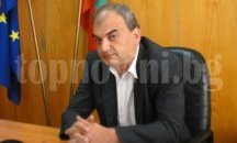 Уволнен полицейски шеф демонстративно изхвърли ордените си пред МВР