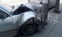 Опел астра се заби в стълб в кв. „Дивдядово”