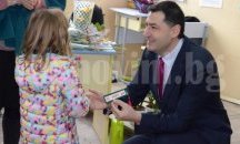 Кметът на Пловдив се върна в училище, подариха му разделител за книги