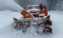 Валежите през нощта изкараха снегорините в София