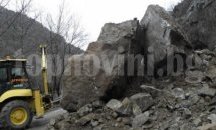Срутена скала сви в една лента трафика между Кокаляне и Долни Пасарел