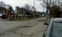 2 години след ремонта, настилката край Руски паметник се напука
