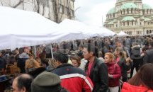 Навалица от хора на Фермерския пазар в София