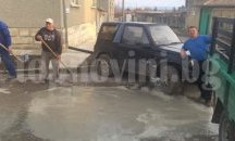 Жителите на Мараш сами асфалтират разбитите улици в селото