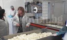 Водачът на листата на ГЕРБ-Търговище Теменужка Петкова посети мандрата в град Омуртаг