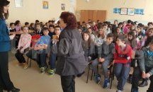 Ученици хапнаха мед с евродепутат