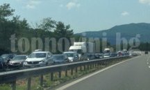 Катастрофа затруднява движението по АМ "Тракия" край Пазарджик