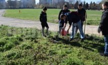 Студенти засаждат дървета в района на Русенския университет