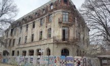 Глобяват собственика на рушащия се хотел „Москва” в центъра на Добрич