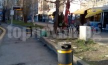 Няма и следа от съборената от автобус спирка на бул. "Вардар"