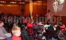Писател награди с книги любознателни ученици в Банско