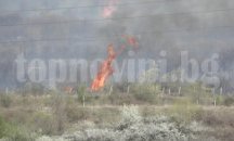 Четвърти час гори пожарът край Е-79 и с. Мурсалево
