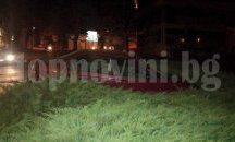 Кола се заби на кръговото на "8-ми март", шофьорът опита да избяга
