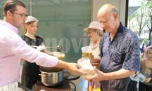 Почетният консул на Армения Ехиязар Узунян в кампания „Топъл обяд“