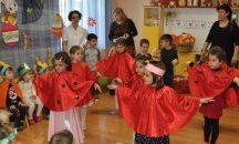Бургаски деца в пъстри костюми поздравиха пролетта