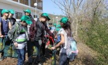 Деца от 3 общини съдиха дървета в „Ломовете“