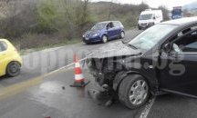 Два автомобила се удариха челно на Е-79 край Симитли, един шофьор е леко ранен