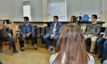 Бургаски гимназисти проведоха дискусия с известен журналист и филмова звезда от САЩ