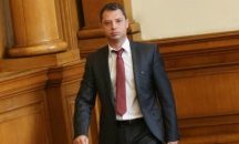 Делян Добрев остава в парламента