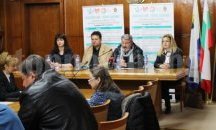 Лекари преглеждат и консултират безплатно по време на изложение в Бургас