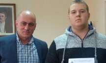 Наградиха момчето, върнало портмонето на собственика му